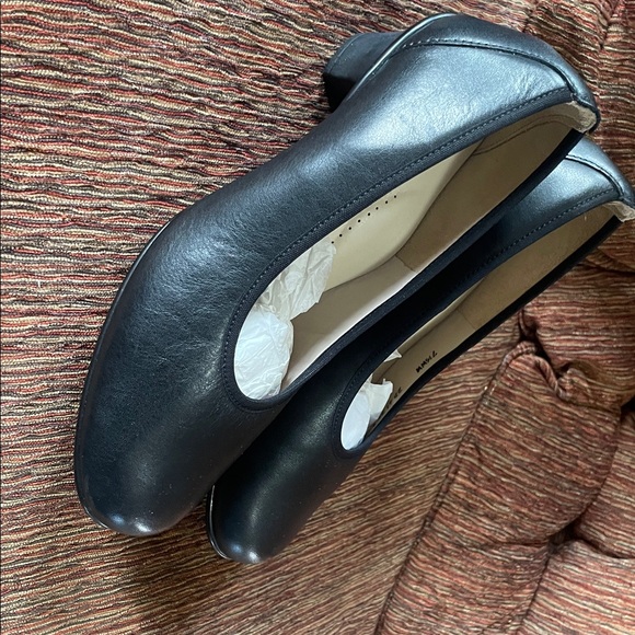 SAS Women's Black Chiunky Pumps- 1 1/4 Inch Heels. NWOT. Size 7WW. - Picture 7 of 12